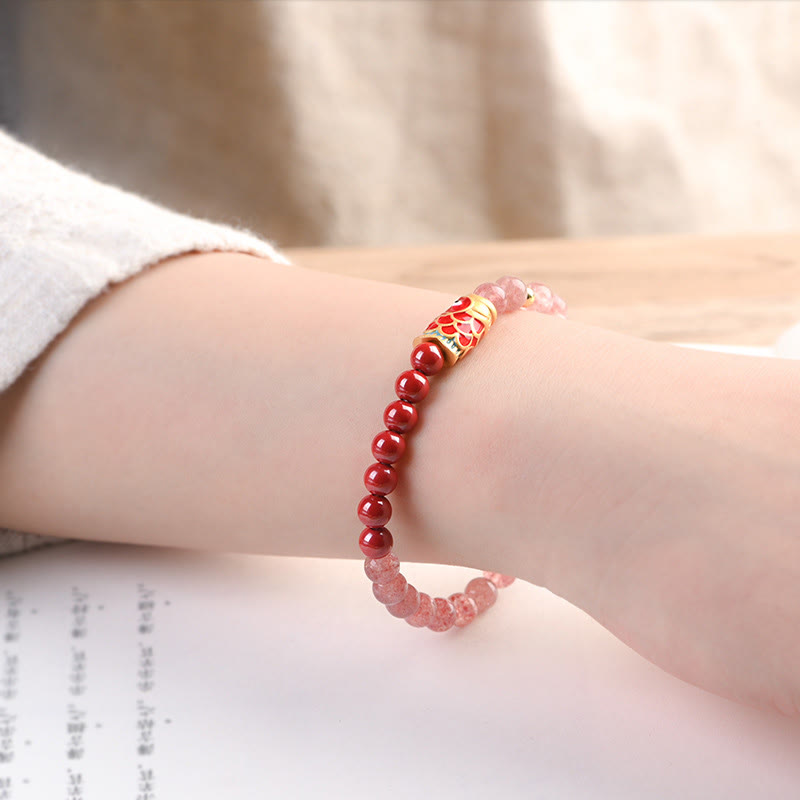 Armband Erdbeerquarz Zinnober Koi Fisch am Handgelenk getragen elastisch