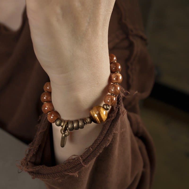 Armband Tigerauge Obsidian mit braunen Perlen am Handgelenk getragen