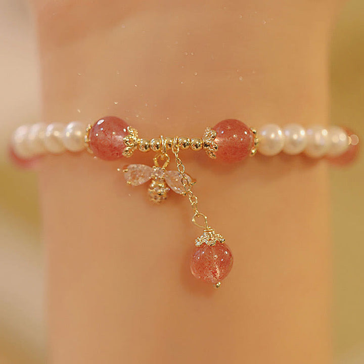 Armband Erdbeerquarz Perle Heilung elegant am Handgelenk getragen Naturstein
