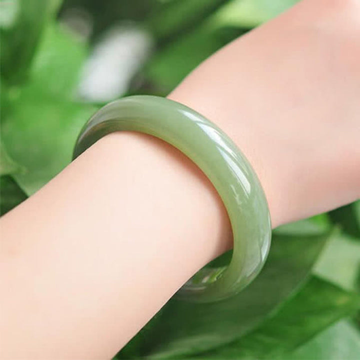 Jade Armband grüner Stein am Handgelenk Fülle Segen Naturstein