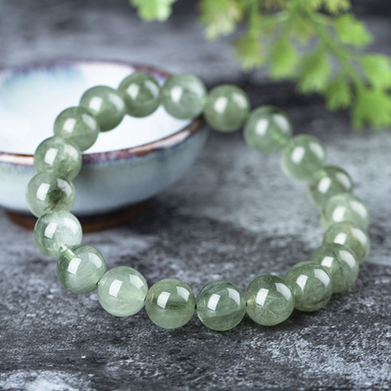 Grünes Kristall Armband Wohlstand & Segen auf Stein Flat Lay