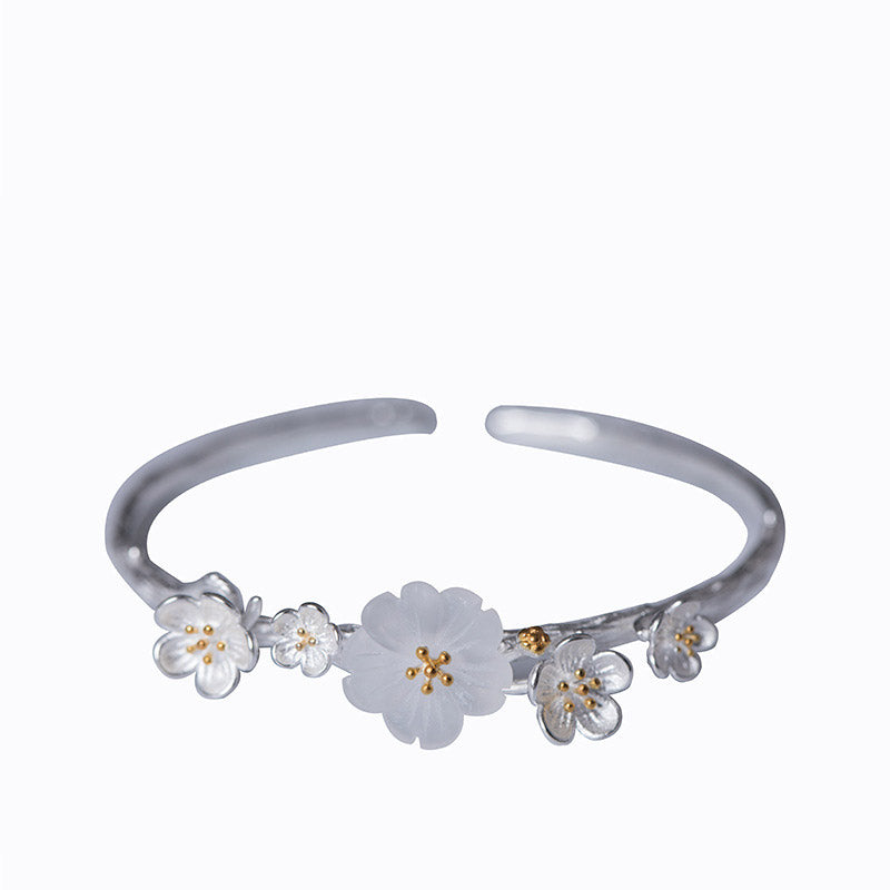 Silber Armband mit Blüten Design, elastisch tragbar, elegant.