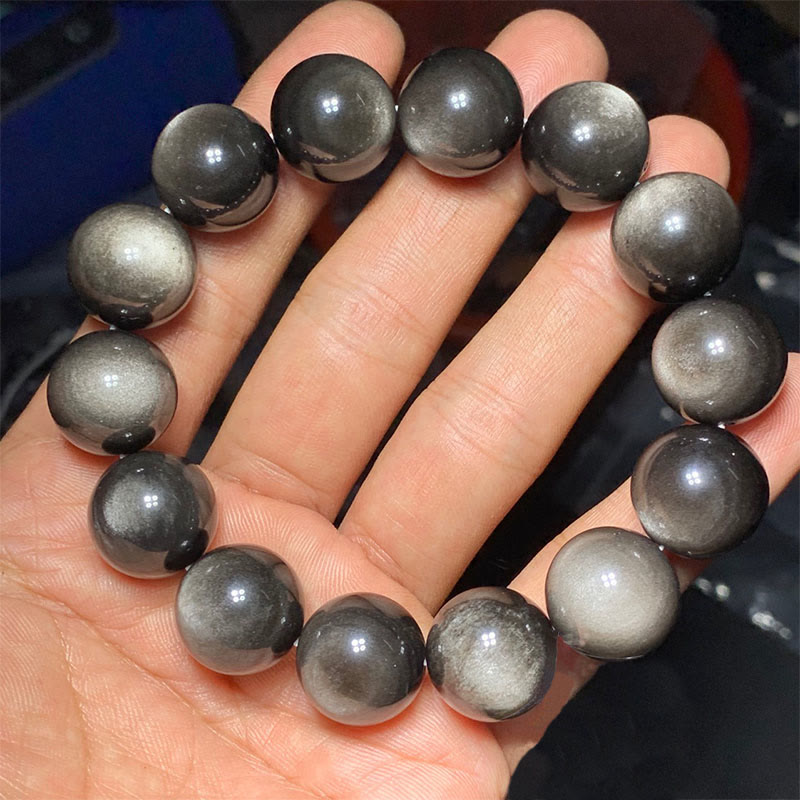 Armband Silber Obsidian – Schutz, glänzende Kugeln in Hand getragen