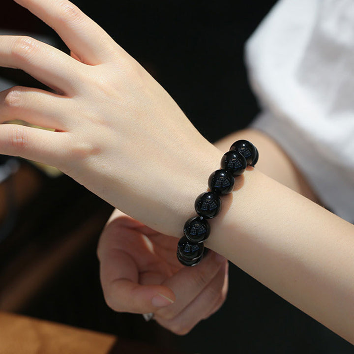 Armband Schwarzer Onyx – Glück elegantes Perlenarmband am Handgelenk getragen