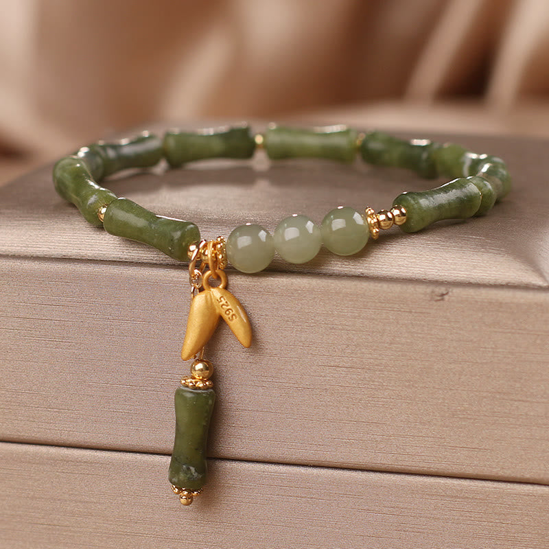 Jade Bambus Armband grüne Steine Gold Anhänger elegant getragen