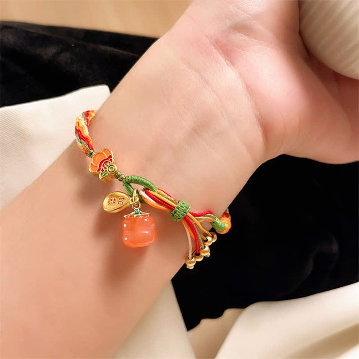 Armband Roter Achat – Stärke am Handgelenk mit goldenen Verzierungen getragen