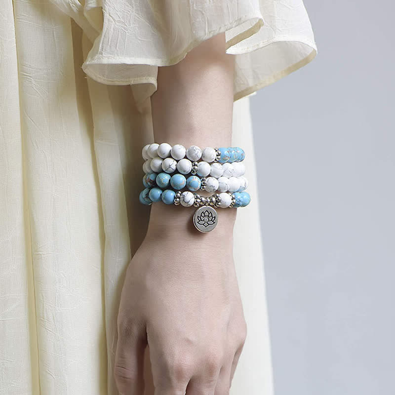 Armband Türkis Lotus – Segen mit weißen und blauen Perlen am Handgelenk.