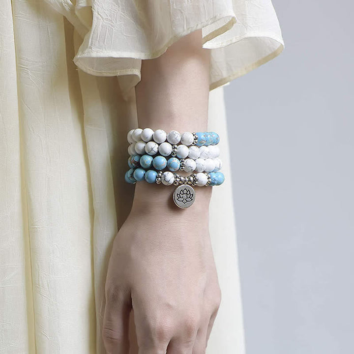 Armband Türkis Lotus – Segen mit weißen und blauen Perlen am Handgelenk.