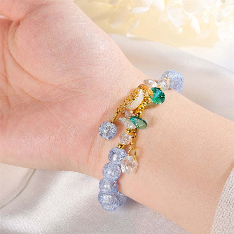 Elegantes Armband Blume Glas mit bunten Perlen am Handgelenk getragen.