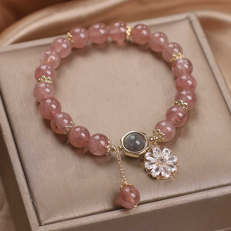 Armband Erdbeerquarz Kristall mit goldenem Blütenanhänger elegant