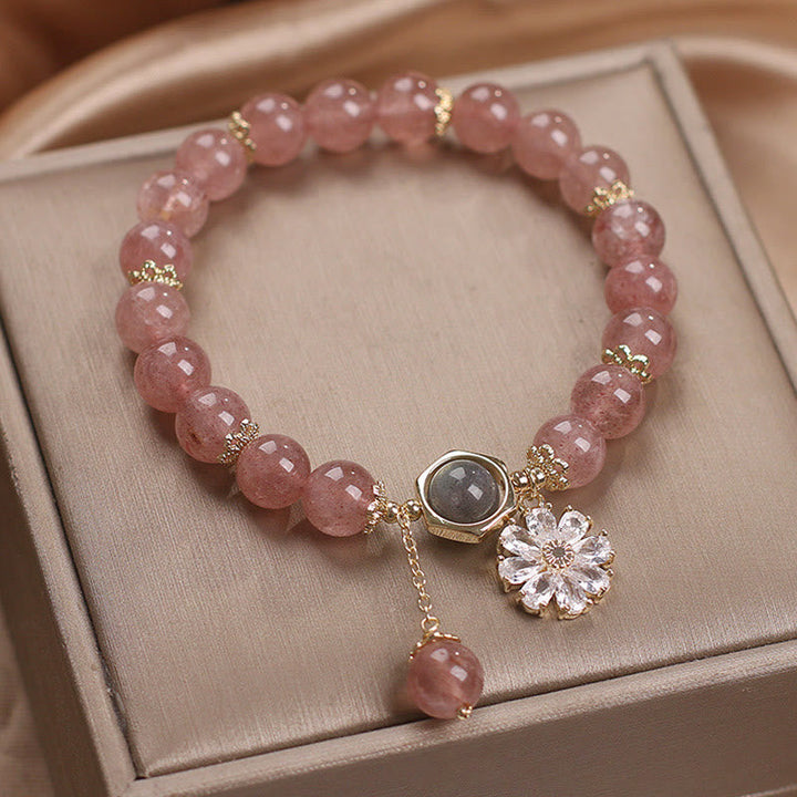 Armband Erdbeerquarz Kristall mit goldenem Blütenanhänger elegant