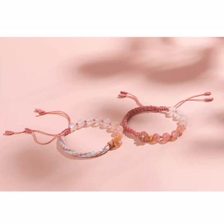 Armband Achat Pfirsichblüte – Glück & Wohlstand, drei rosa Armbänder mit Perlen und Schnüren.