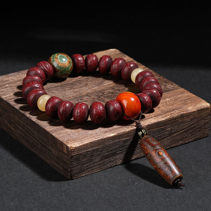 Mala Bodhi Armband mit roten Holzperlen und orangem Achat Stein.