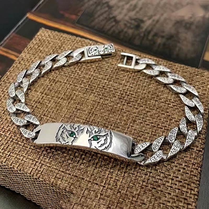 Silbernes Armband mit Tigergesicht und grünen Augen elegantes Design.