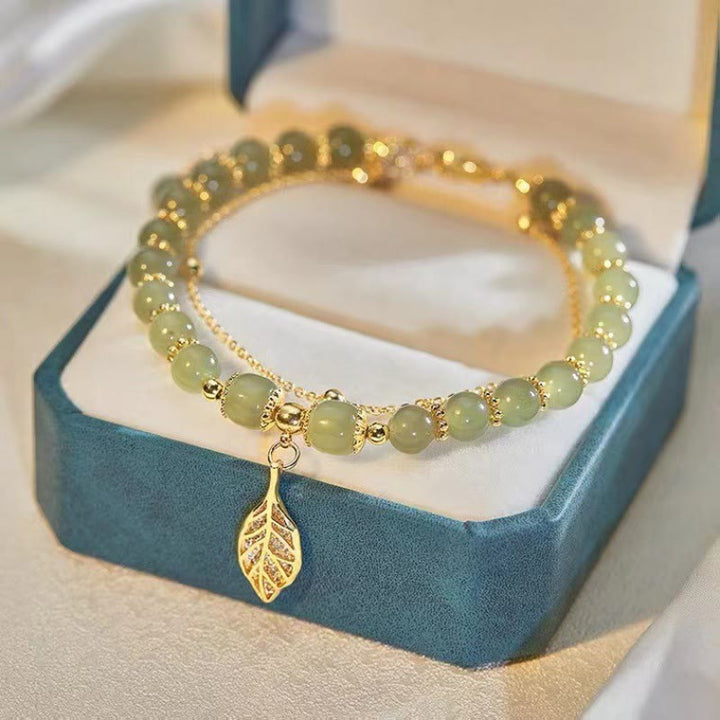 Jade Armband mit goldenem Blattanhänger elegantes Design