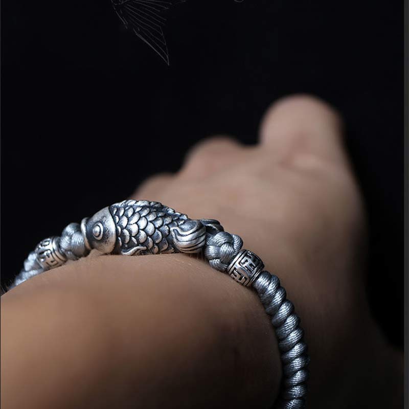 Armband Silber Koi Fisch – Glück elegant am Handgelenk getragen