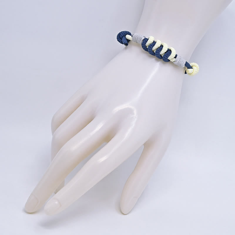 Armband Geflochten Knoten – Stärke dunkelblau weiß Handgelenk getragen
