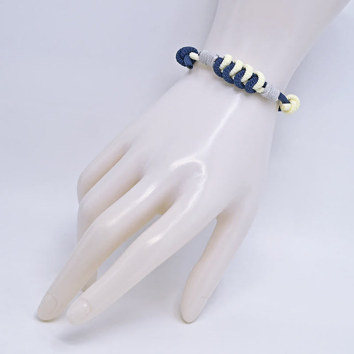 Armband Geflochten Knoten – Stärke dunkelblau weiß Handgelenk getragen