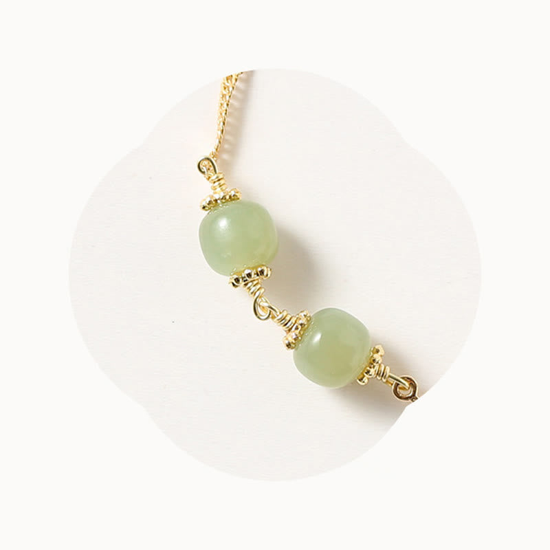 Jade Armband mit zwei grünen Kugeln goldene Umwicklung Kettenverschluss