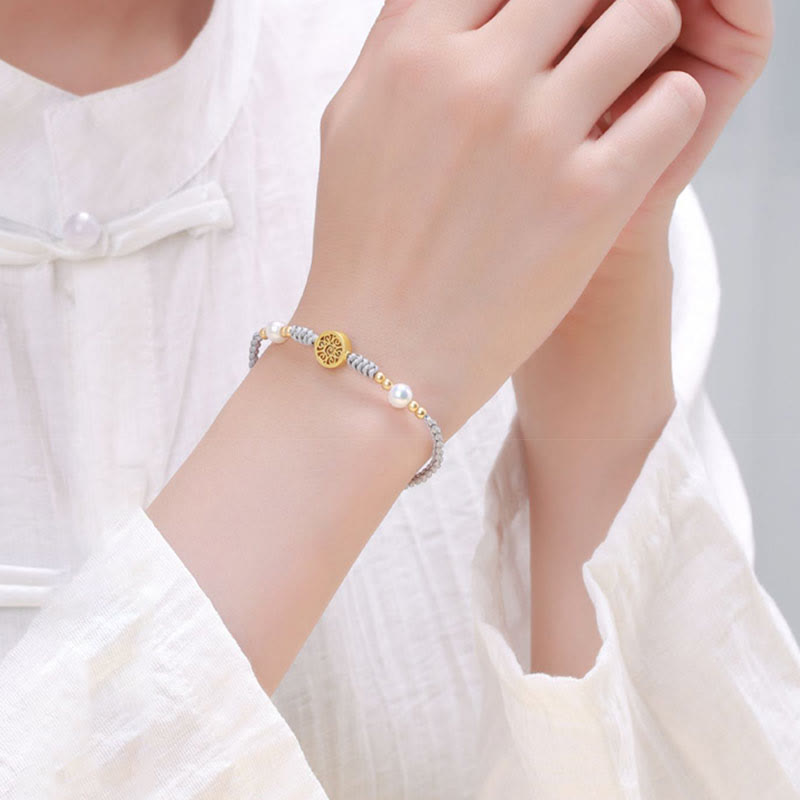 Armband Kupfer Perle – Glück mit goldenem Charm elegant getragen