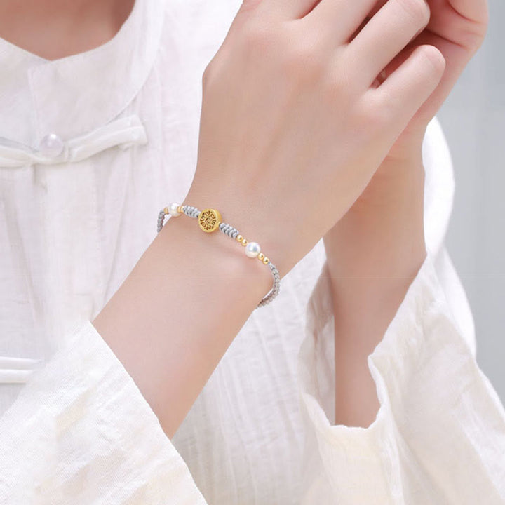 Armband Kupfer Perle – Glück mit goldenem Charm elegant getragen