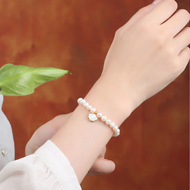 Armband Kristall Perle weiß elegant am Handgelenk getragen Schmuck