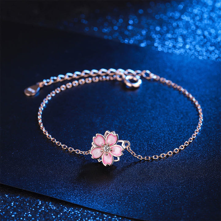 Zartes Blüten-Armband 925 Silber mit rosa Blütenanhänger elegant getragen.