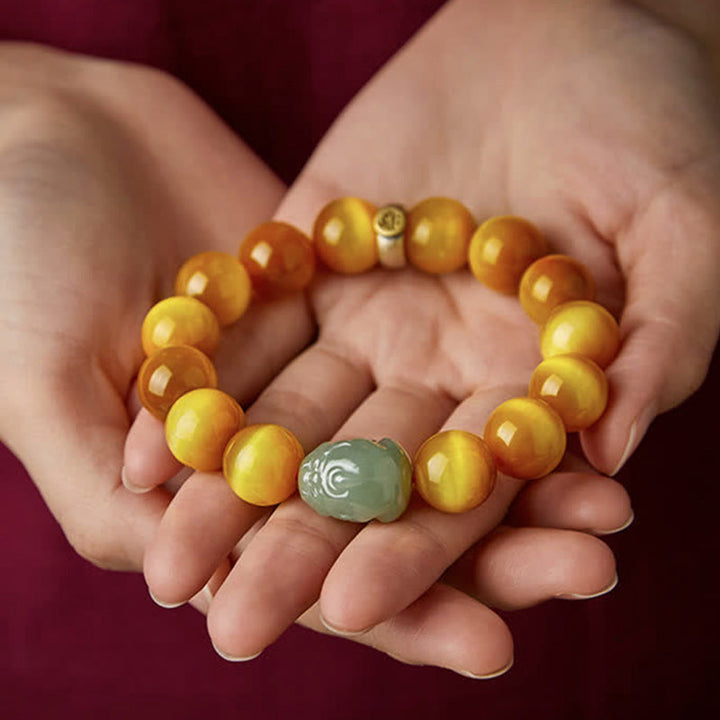 Armband Tigerauge Jade mit grünem Anhänger elastisch getragen