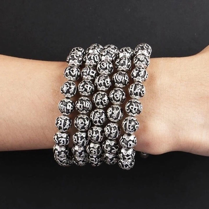 Silbernes Om Mani Padme Hum Armband am Handgelenk getragen elastisch