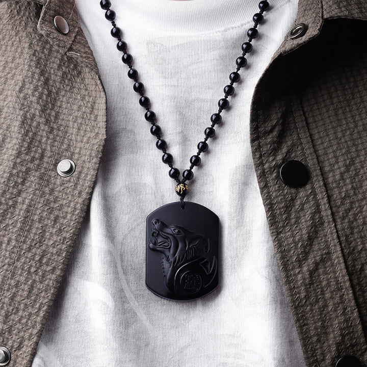 Anhänger Obsidian Wolf schwarzer Naturstein Kette am Hals getragen