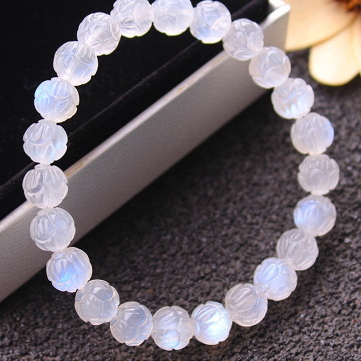 Armband Mondstein Lotus – Liebe mit facettierten Perlen elastisch getragen