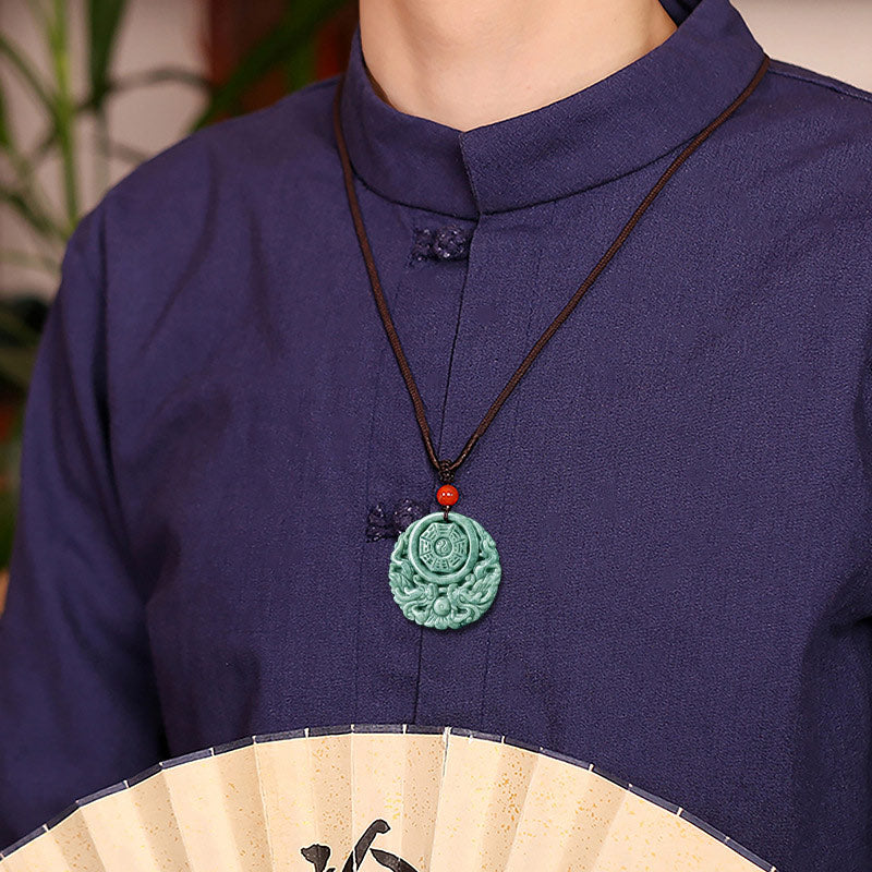 Kette Jade Drachen Yin Yang – Harmonie & Stärke – Bild 3 – Kette Jade Drachen Yin Yang Harmonie Stärke Anhänger getragen