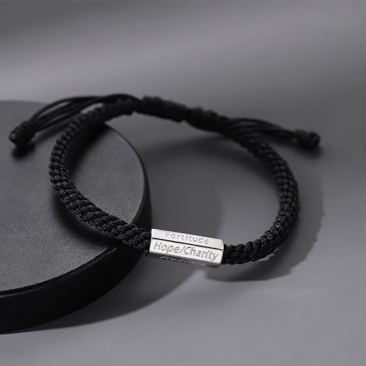 Schwarzes Armband mit Metallplakette Hope Charity elastisch geflochten.