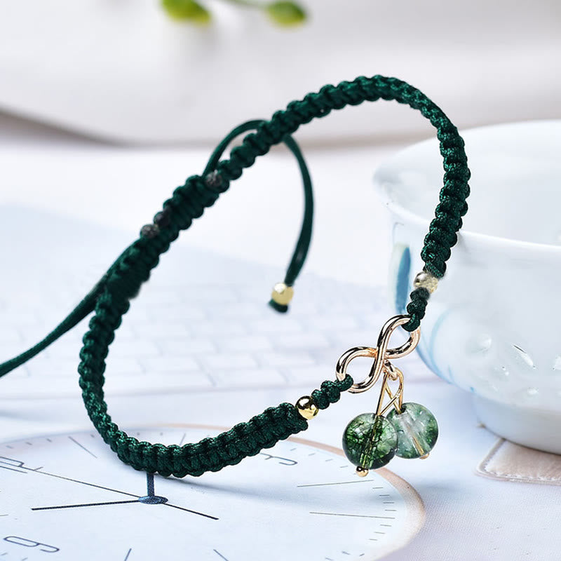 Grünes Armband Makramee mit Kristallanhängern elegant präsentiert.