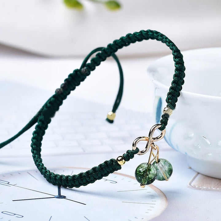 Grünes Armband Makramee mit Kristallanhängern elegant präsentiert.