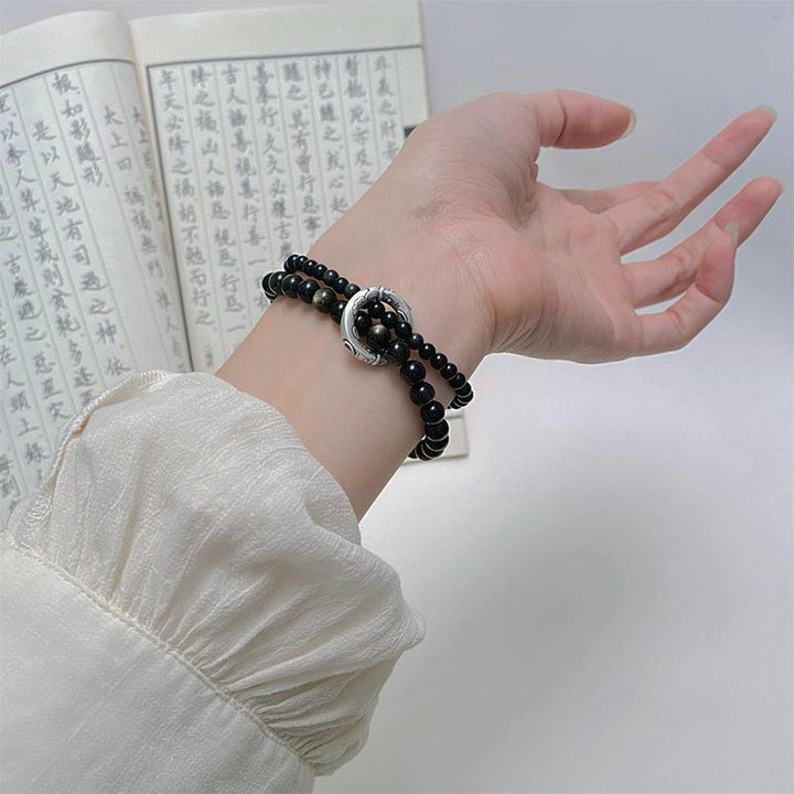 Schwarzes Obsidian Armband 925 Silber an weiblichem Handgelenk getragen