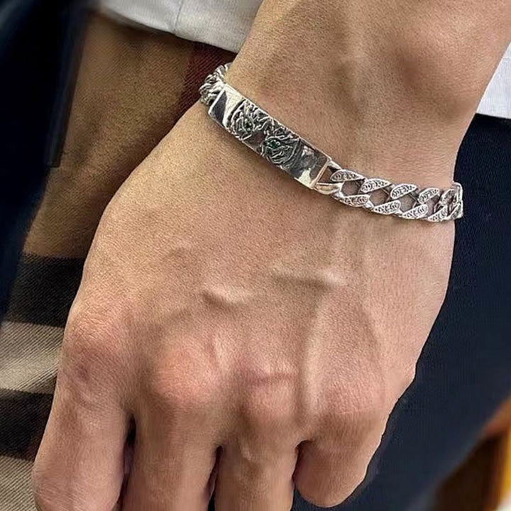 Silbernes Armband mit strukturiertem Design am Handgelenk getragen elegant