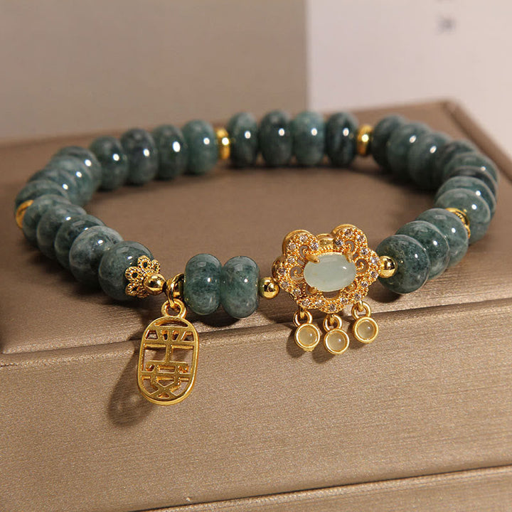 Jade Armband mit goldenen Blüten-Anhängern grüner Stein Armband.