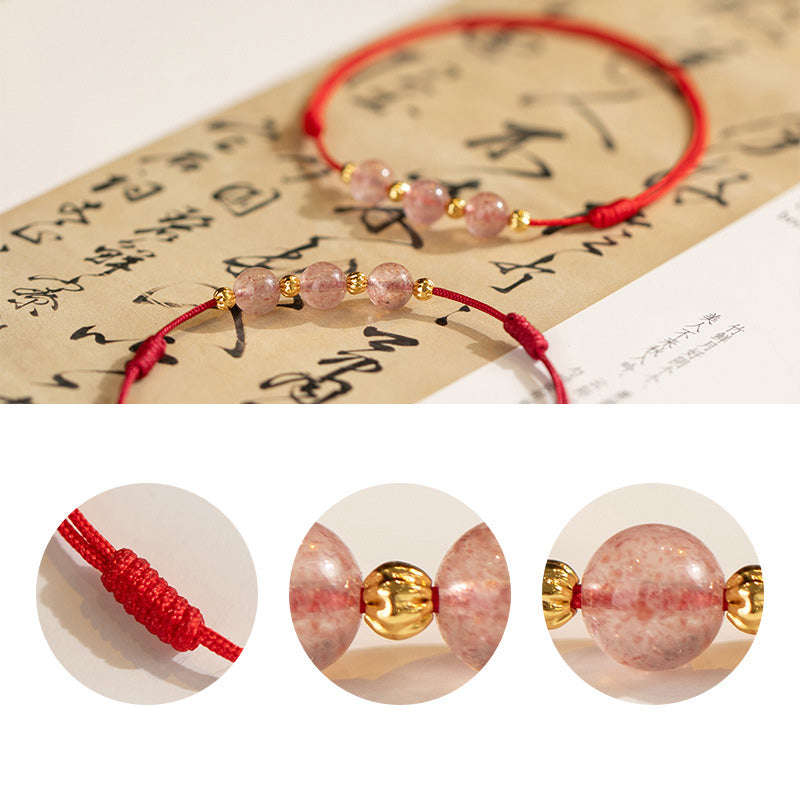 Rotes Armband Erdbeerquarz mit goldenen Perlen auf chinesischem Text