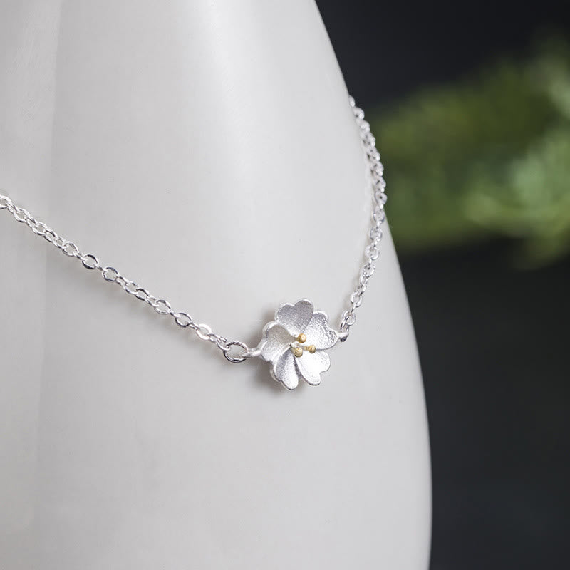 Armband 925 Silber – Segen mit Blütenanhänger am Handgelenk getragen