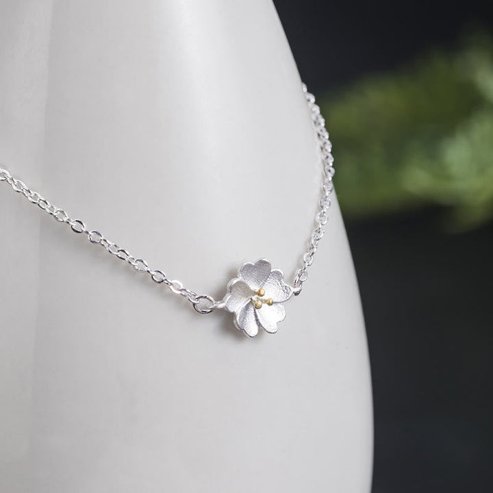 Armband 925 Silber – Segen mit Blütenanhänger am Handgelenk getragen