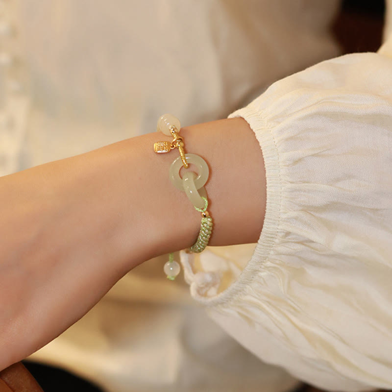 Jade Armband Fu-Zeichen Frieden Fülle elegant am Handgelenk getragen weiß