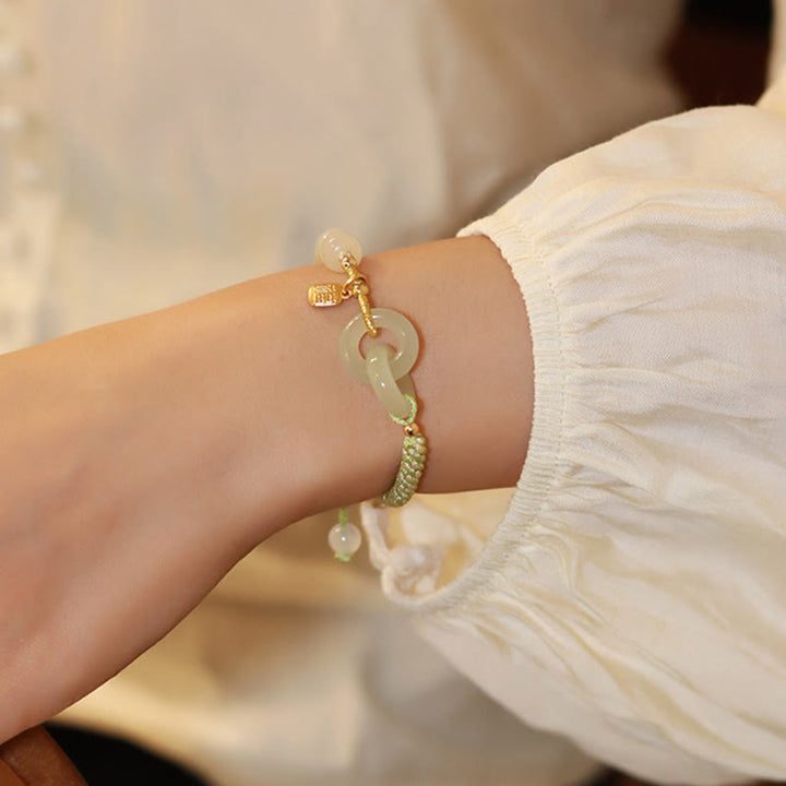 Jade Armband Fu-Zeichen Frieden Fülle elegant am Handgelenk getragen weiß