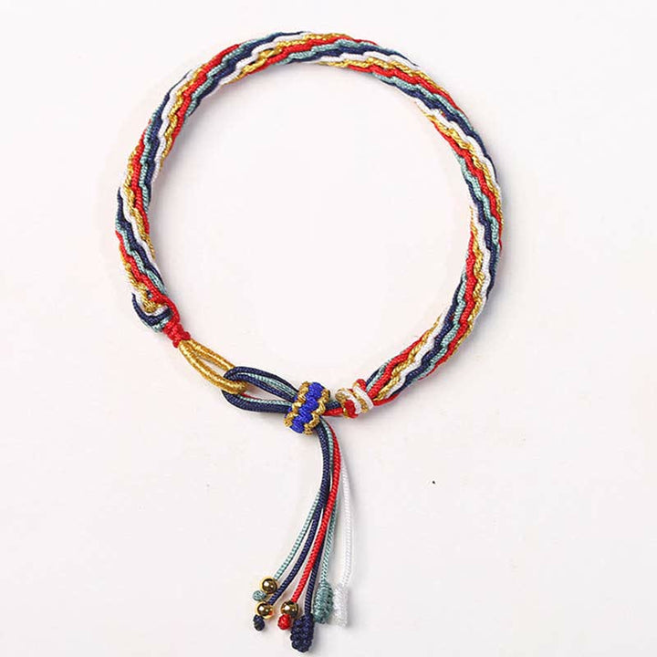 Buntes Samsara Knot Armband mit Seide, Flachaufnahme vor weißem Hintergrund