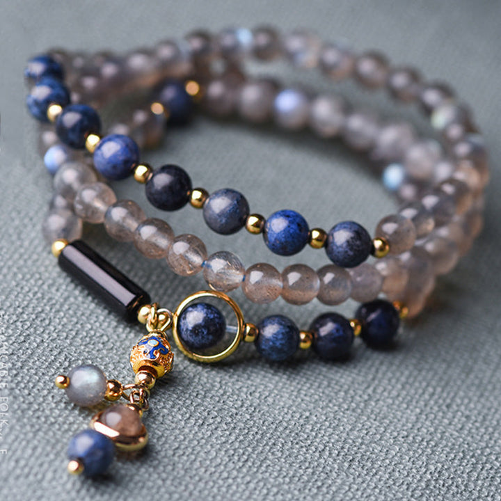 Mondstein Armband mit Lapislazuli und gold Perlen elegant gestapelt
