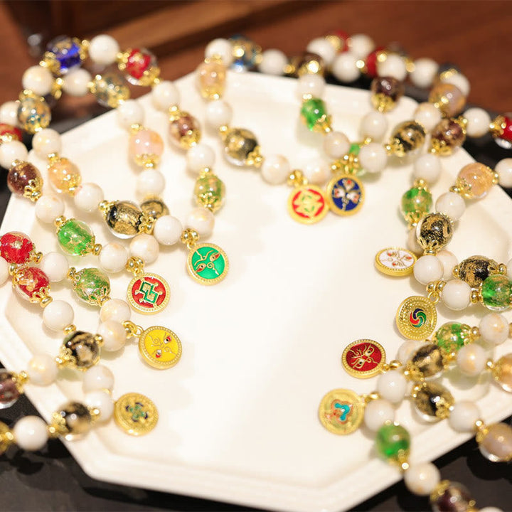 Armband – Wohlstand & Glück & Energie mit farbigen Perlen und Anhängern.