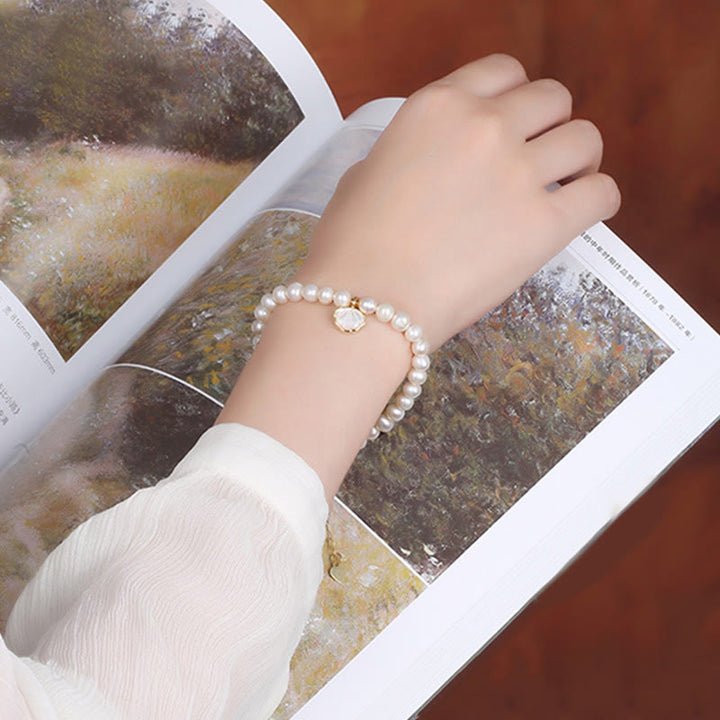 Elegantes Armband Kristall Perle weiß am Handgelenk getragen