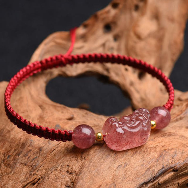 Rotes Armband Erdbeerquarz Pixiu Glück elegant Naturstein Handgelenk getragen