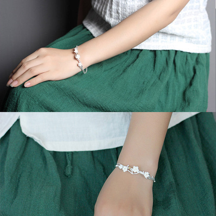 Silberarmband 925 mit Blattmotiv eleganz grünes Outfit Handgelenk getragen