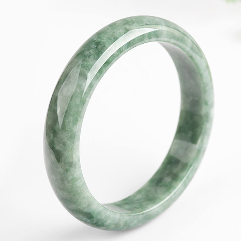 Jade Armband in Hellgrün mit natürlichen Marmorierungen elegante Ausführung